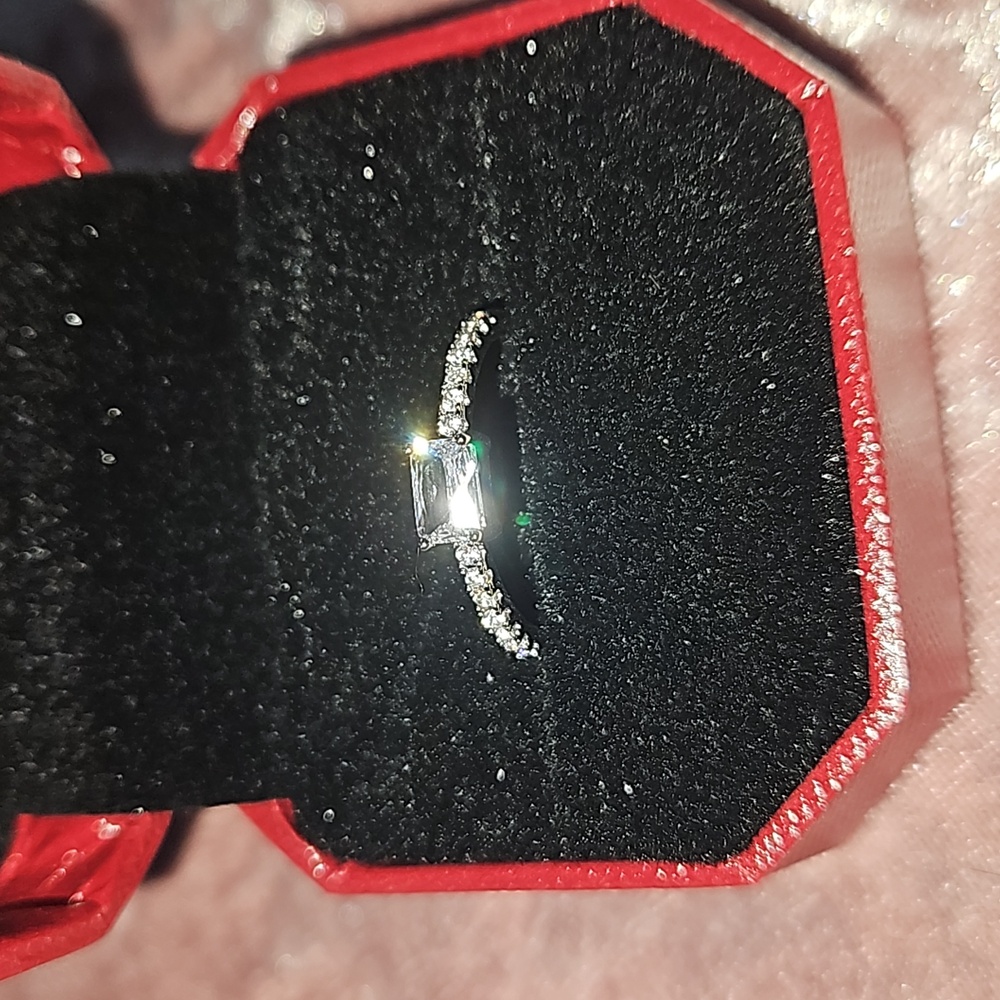 18K WHITE GOLD PLATED DIAMOND RING SIZE 9